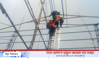 ঝিনাইদহে  ৪০ ফুট উচ্চতায় আটকে পড়া শ্রমিককে উদ্ধার করলো দমকল বাহিনী
