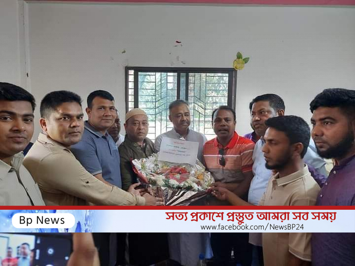 রূপগঞ্জ ইউনিয়ন যুবদলের পক্ষ থেকে গোলাম ফারুক খোকনকে ফুল দিয়ে শুভেচ্ছা।