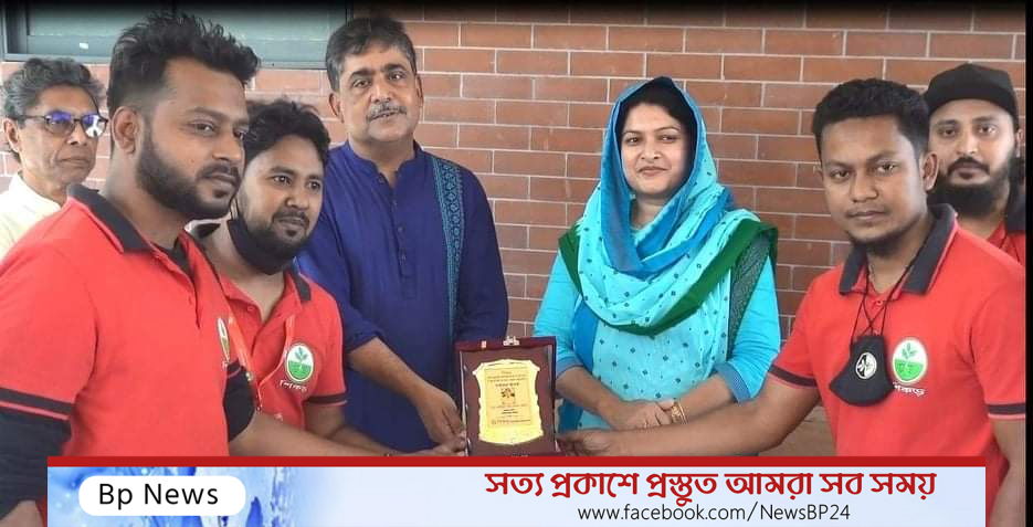শিকড়ের পক্ষ থেকে রুমন রেজাকে সম্মাননা পুরস্কার প্রদান