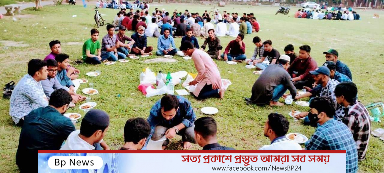 উৎসব মুখর ইফতারে মুখরিত ঢাকা কলেজ ক্যাম্পাস