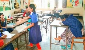 শ্রেণিকক্ষে ঘুমাচ্ছেন শিক্ষিকা