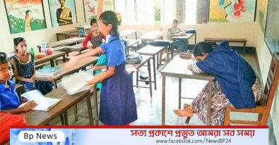 শ্রেণিকক্ষে ঘুমাচ্ছেন শিক্ষিকা