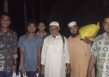 ফুলবাড়ীর আলোচিত সেই আবুল-জছিরণের বাসায় ১মাসের খাবার পৌঁছে দিলেন “রক্তের বন্ধন যুব ফাউন্ডেশন”