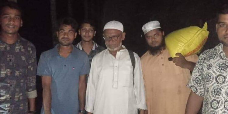 ফুলবাড়ীর আলোচিত সেই আবুল-জছিরণের বাসায় ১মাসের খাবার পৌঁছে দিলেন “রক্তের বন্ধন যুব ফাউন্ডেশন”