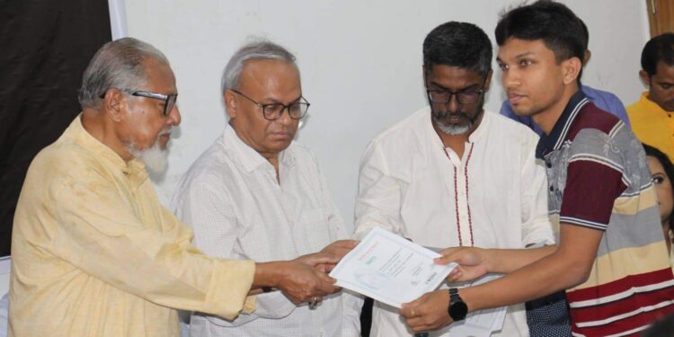 কবিতায় বিশেষ অবদানে সনদপত্র পেলেন মোঃ মেহেরাব হোসেন অভি