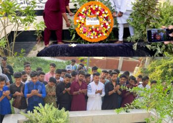 নাসিম ওসমানের কবরে ফুল দিয়ে শ্রদ্ধা জানিয়েছে আফিফ পাঠান রকি ও জুয়েল।