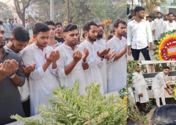 সদর উপজেলার ছাত্র সমাজের নেতৃত্বে নাসিম ওসমানের কবরে পুষ্পস্তবক অর্পণ।
