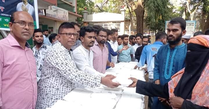 সরকারি তোলারাম কলেজের আয়োজনে শামীম ওসমানের পক্ষ থেকে ইফতার সামগ্রী বিতরণ