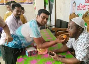 রাশেদুজ্জামান জুয়েল মন্ডল কাউন্সিলর নির্বাচিত হওয়ায় কলমাকান্দায় মিষ্টি বিতরণ