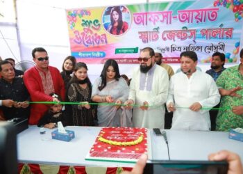 স্মার্ট জেন্টস পার্লারের উদ্বোধন করলেন চিত্র নায়িকা মৌসুমী