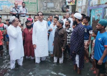 ময়লা-নোংরা পানিতে নেমে কথা রাখলেন শামীম ওসমান