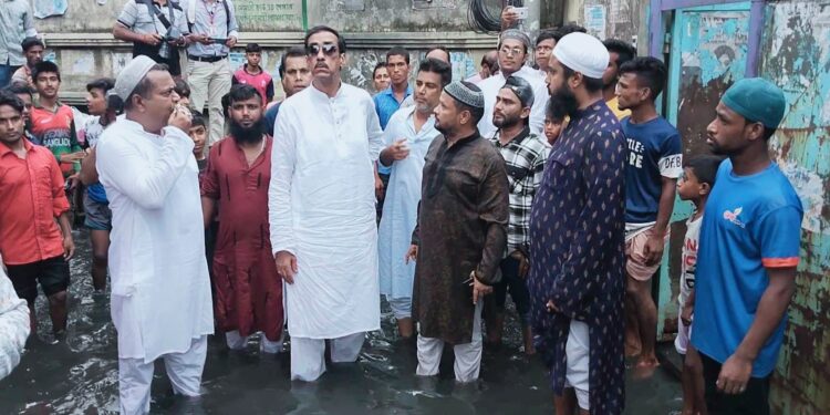 ময়লা-নোংরা পানিতে নেমে কথা রাখলেন শামীম ওসমান