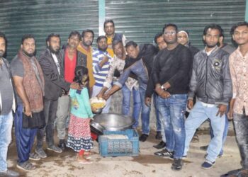 সে‌লিম ওসমান জয়ী হওয়ায় আমলাপাড়া মাদ্রাসা যুব সমা‌জের উদ্যো‌গে খাবার বিতরণ