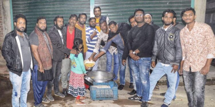 সেলিম ওসমান জয়ী হওয়ায় আমলাপাড়া মাদ্রাসা যুব সমাজের উদ্যোগে খাবার বিতরণ