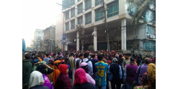 না.গঞ্জে রাসেল গার্মেন্টসে শ্রমিক বিক্ষোভ