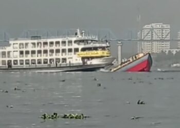 ফতুল্লায় লঞ্চের ধাক্কায় বালু বহনকারী কার্গো নৌকা ডুবি