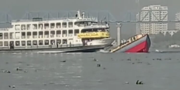 ফতুল্লায় লঞ্চের ধাক্কায় বালু বহনকারী কার্গো নৌকা ডুবি
