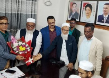 নারায়ণগঞ্জ-৪ আসনে বিএনপির জোট প্রার্থীর সঙ্গে অধ্যাপক মামুনের সৌজন্য সাক্ষাৎ