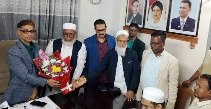 নারায়ণগঞ্জ-৪ আসনে বিএনপির জোট প্রার্থীর সঙ্গে অধ্যাপক মামুনের সৌজন্য সাক্ষাৎ