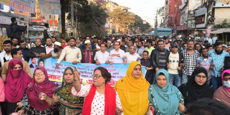 হাদী ও এরশাদ উল্লাকে গু’লিতে আহত করার প্রতিবাদে নাঃগঞ্জ মহানগর বিএনপির প্রতিবাদ সভা ও মিছিল