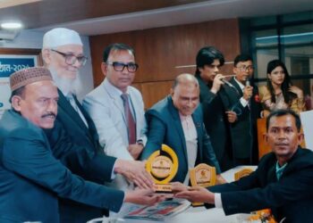 সাংবাদিকতায় বিশেষ অবদান রাখায় বিচারপতি সিকদার মকবুল হক এর হাত থেকে এওয়ার্ড গ্রহণ করেন  এসএম জহিরুল ইসলাম বিদ্যুৎ