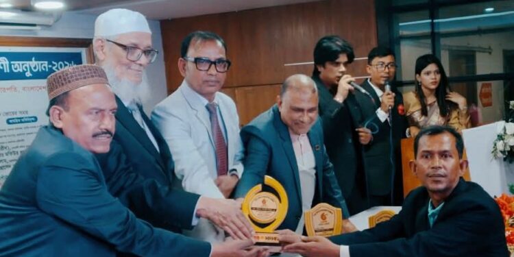 সাংবাদিকতায় বিশেষ অবদান রাখায় বিচারপতি সিকদার মকবুল হক এর হাত থেকে এওয়ার্ড গ্রহণ করেন  এসএম জহিরুল ইসলাম বিদ্যুৎ