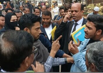 ছাত্রলীগ কর্মীকে আটকে ছাত্রদলের হেনস্তা, আইনজীবীদের বাধা