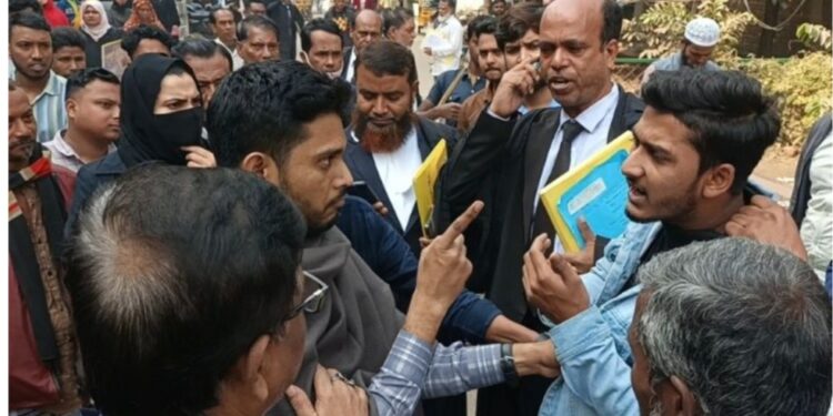 ছাত্রলীগ কর্মীকে আটকে ছাত্রদলের হেনস্তা, আইনজীবীদের বাধা