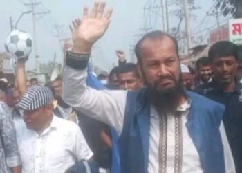 ব্যানার-পোস্টার খুলে নেওয়ার অভিযোগ, ভোটারদের দ্বারস্থ মাকসুদ হোসেন