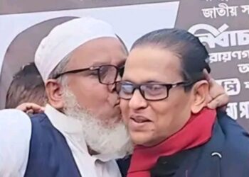 নারায়ণগঞ্জ-৪: নির্বাচনী প্রচারণায় দুই প্রার্থী একত্রে, অটো রিকশায় চুমুর মাধ্যমে ভোট প্রার্থনা