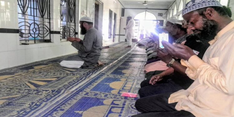 বন্দরে মসজিদে ইমামতি করলেন এমপি প্রার্থী মাকসুদ হোসেন