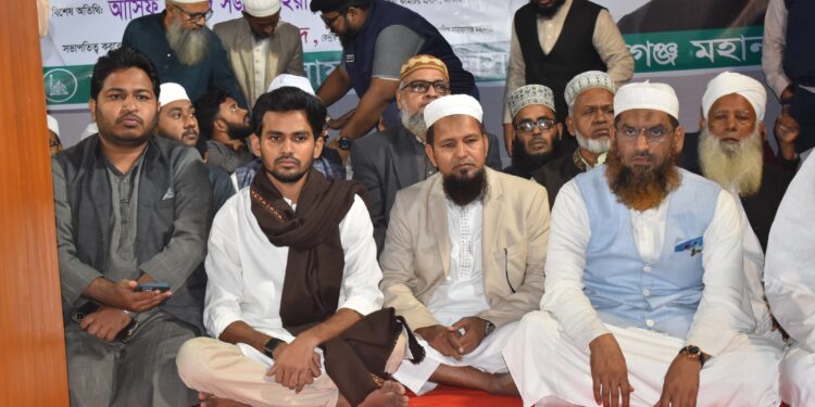 অ্যাড. আব্দুল্লাহ আল আমিনের হাতে শাপলা  কলি তুলে দিলেন মামুনুল হক