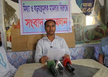 বন্দরে তদন্ত ছাড়া মামলার প্রতিবাদে তাঁতীদল নেতা মোমেনের সংবাদ সম্মেলন