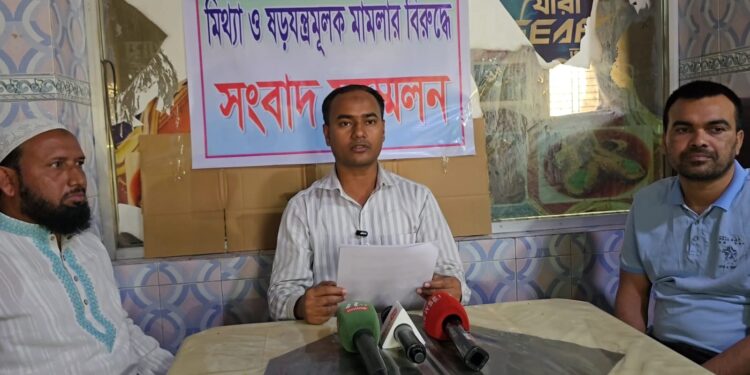 বন্দরে তদন্ত ছাড়া মামলার প্রতিবাদে তাঁতীদল নেতা মোমেনের সংবাদ সম্মেলন