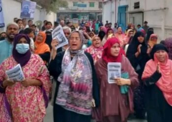 নারীদের দ্বারে দ্বারে কাস্তে মার্কার প্রচারণায় লায়লা ইকবাল