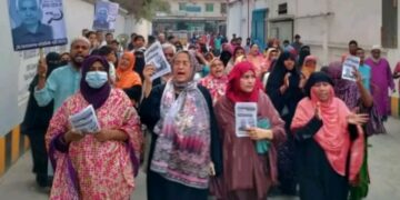 নারীদের দ্বারে দ্বারে কাস্তে মার্কার প্রচারণায় লায়লা ইকবাল