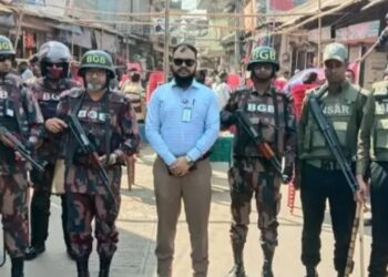 সড়ক দখল করে মঞ্চ নির্মাণ, আড়াইহাজারে বিএনপি প্রার্থীর প্রচারণা মঞ্চ উচ্ছেদ