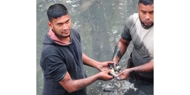 আড়াইহাজারে পুলিশের অভিযানে পিস্তল ও গুলিসহ দুই দুষ্কৃতিকারী গ্রেফতার