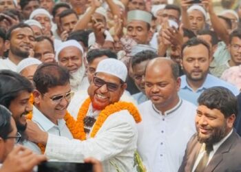 বিপুল জয়ের পর বিএনপি প্রার্থীকে ফুল দিয়ে শুভেচ্ছা জানালেন জামায়াত নেতা
