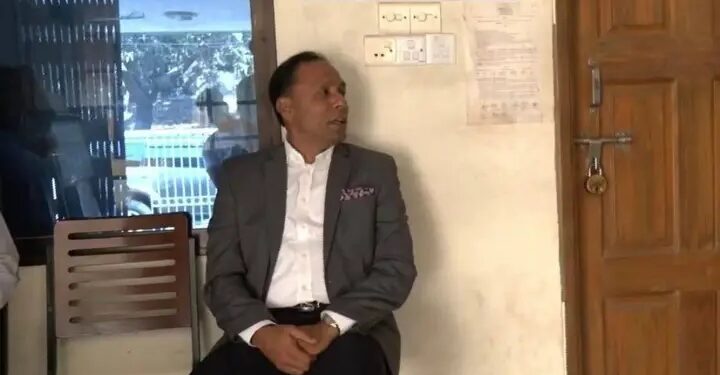 সকাল ৯টায় সিদ্দিরগঞ্জ ভূমি অফিসে মন্ত্রী, কর্মকর্তারা অনুপস্থিত !