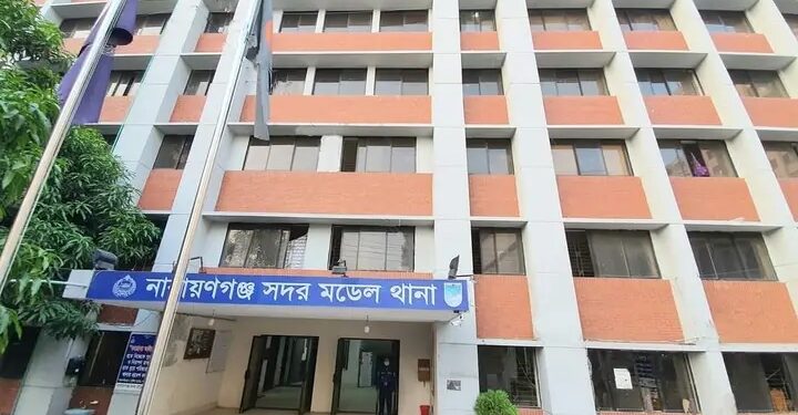 নারায়ণগঞ্জে নগর ভবনের সামনে ডিউটিতে  থাকা এএসআই ছি’নতাইয়ের শিকার