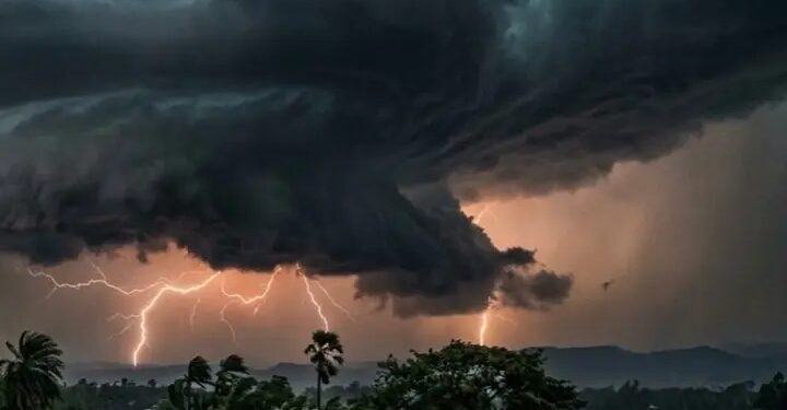 ঈদের দিনে ঝড়-বৃষ্টির সম্ভাবনা, দেশজুড়ে বৈরী আবহাওয়ার সতর্কতা