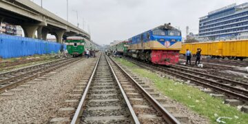 ফতুল্লায় রেললাইনে বসে থাকা যুবককে ট্রেনের ধাক্কা, ঘটনাস্থলেই মৃত্যু