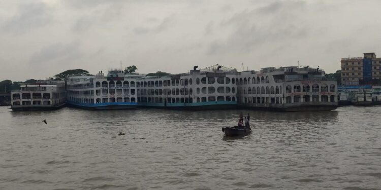 নারায়ণগঞ্জের লঞ্চ টার্মিনালে ভ্রাম্যমাণ আদালত: অনিয়মে ৪ লঞ্চকে জরিমানা