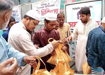 অসহায় মানুষের মাঝে নারায়ণগঞ্জ মহানগরী জামায়াতের খাদ্য সামগ্রী বিতরণ।