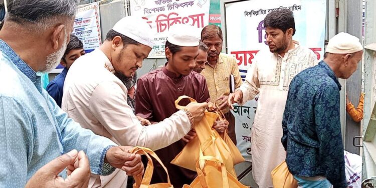 অসহায় মানুষের মাঝে নারায়ণগঞ্জ মহানগরী জামায়াতের খাদ্য সামগ্রী বিতরণ।