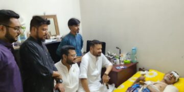 অগ্রবাণীর সম্পাদক অসুস্থ স্বপন চৌধুরীর শয্যাপাশে বিএনপি নেতা এস. আলম রাজীব