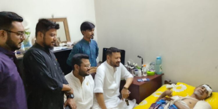 অগ্রবাণীর সম্পাদক অসুস্থ স্বপন চৌধুরীর শয্যাপাশে বিএনপি নেতা এস. আলম রাজীব