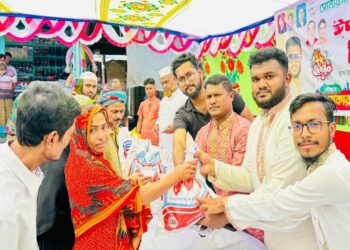 সোনারগাঁয়ে ছাত্রদল নেতা মোকাররম হোসেন আলভীর উদ্যোগে ঈদ উপহার সামগ্রী বিতরণ