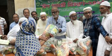 মুসলিম একাডেমীর উদ্যোগে অসহায়দের মাঝে ঈদ সামগ্রী বিতরণ